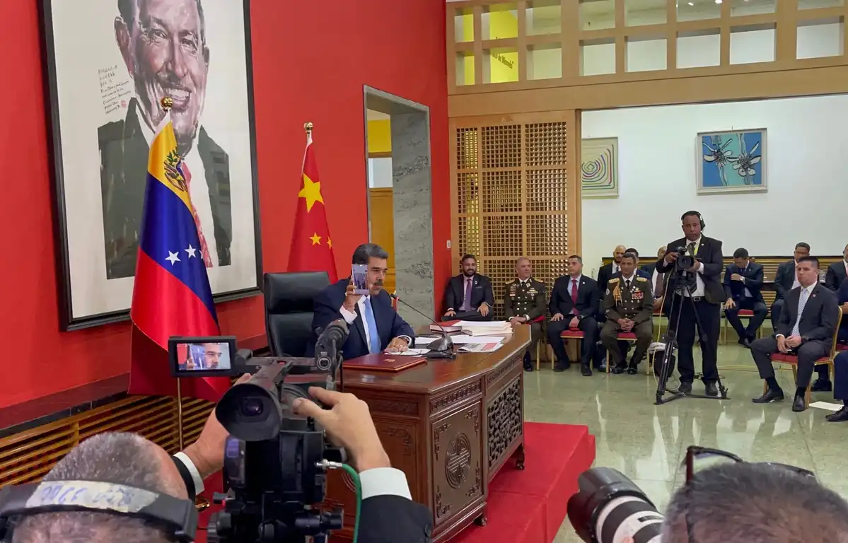 Presiden Tiongkok Memberikan Ponsel Lipat Terbaru dari Huawei kepada Maduro